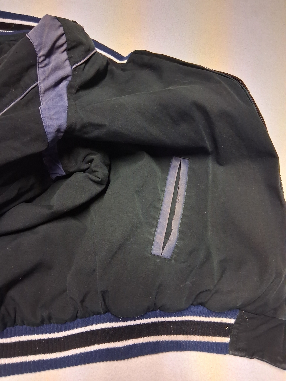 Reversable Vancouver Canucks Black Logo Bomber Jacket - Picture 5 of 15